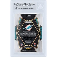 Jaylen Waddle Miami Dolphins Autographié 2021 Panini Select Premier Level #148 Beckett Fanatics Witnessed Rookie Card avec l'inscription "Fins Up"