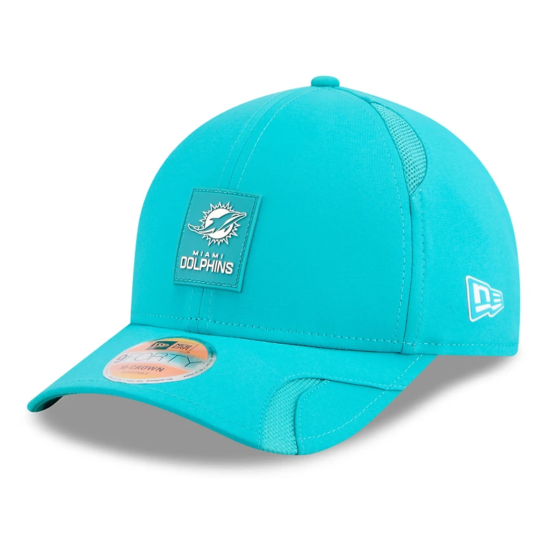 Casquette ajustable New Era Aqua Miami Dolphins 2025 Sideline M-Crown 9FORTY pour homme
