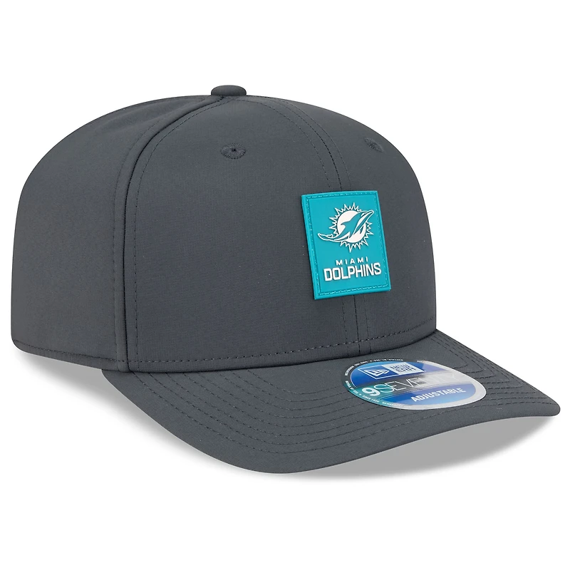 Casquette ajustable 9SEVENTY pour homme New Era, couleur charbon, Miami Dolphins 2025 Sideline