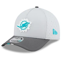 Casquette ajustable New Era 9FORTY gris/graphite pour homme, camp d'entraînement NFL 2025 des Dolphins de Miami