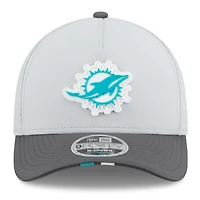 Casquette ajustable New Era 9FORTY gris/graphite pour homme, camp d'entraînement NFL 2025 des Dolphins de Miami