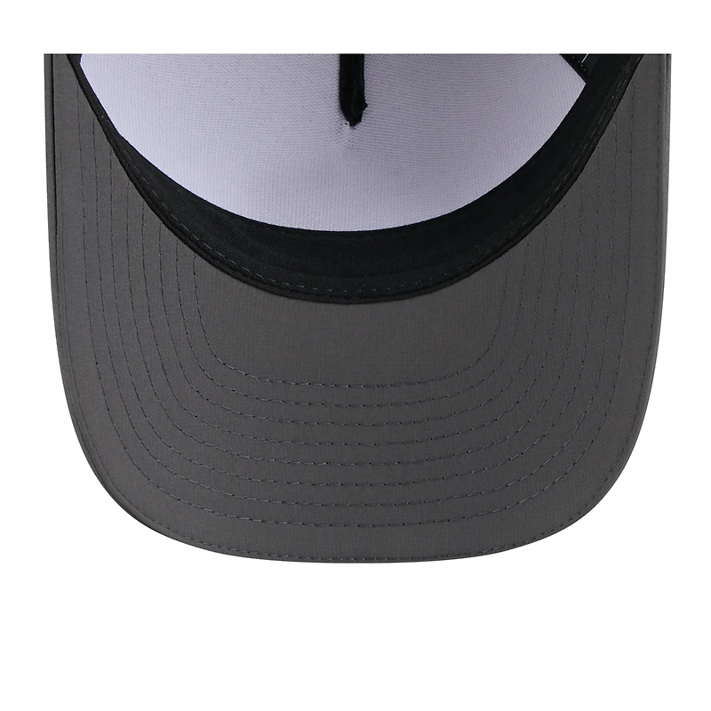 Casquette ajustable New Era 9FORTY gris/graphite pour homme, camp d'entraînement NFL 2025 des Dolphins de Miami