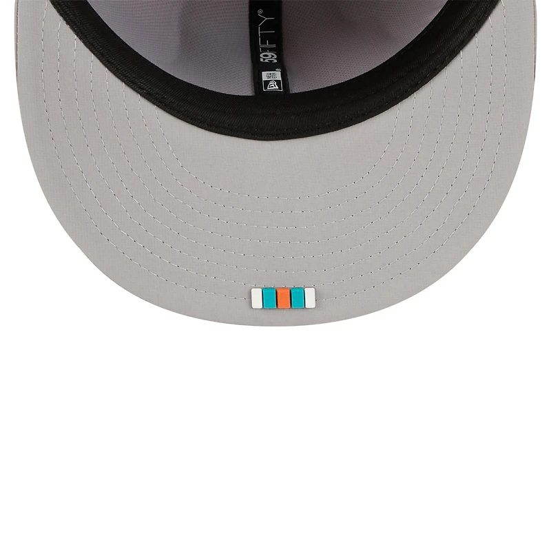 Casquette ajustée New Era grise Miami Dolphins 2025 Sideline Quill Tech 59FIFTY pour homme