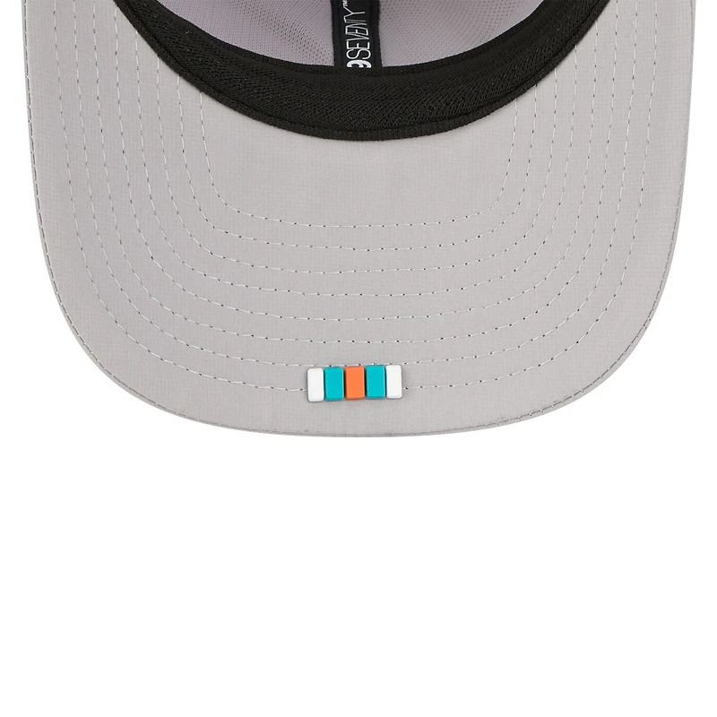 Casquette camionneur ajustable 9SEVENTY grise des Dolphins de Miami 2025 pour homme de New Era