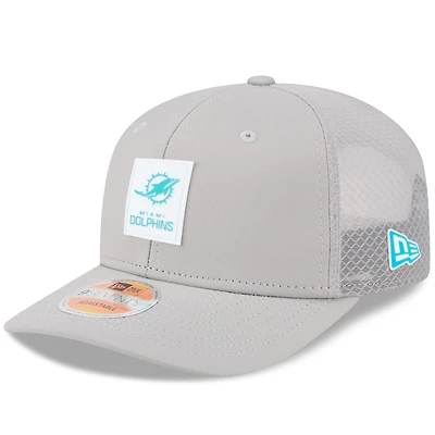 Casquette camionneur ajustable 9SEVENTY grise des Dolphins de Miami 2025 pour homme de New Era
