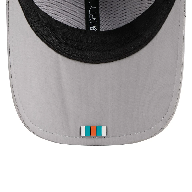 Casquette ajustable New Era grise Miami Dolphins 2025 Sideline M-Crown 9FORTY pour homme