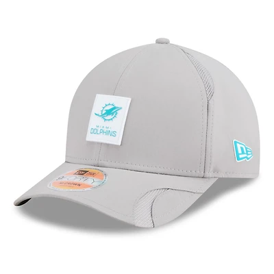 Casquette ajustable New Era grise Miami Dolphins 2025 Sideline M-Crown 9FORTY pour homme