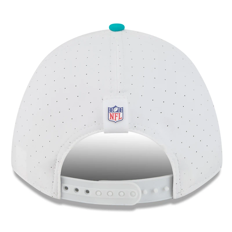 Casquette ajustable New Era 9FORTY pour homme, blanche/aqua, camp d'entraînement NFL 2025 des Dolphins de Miami