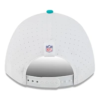 Casquette ajustable New Era 9FORTY pour homme, blanche/aqua, camp d'entraînement NFL 2025 des Dolphins de Miami