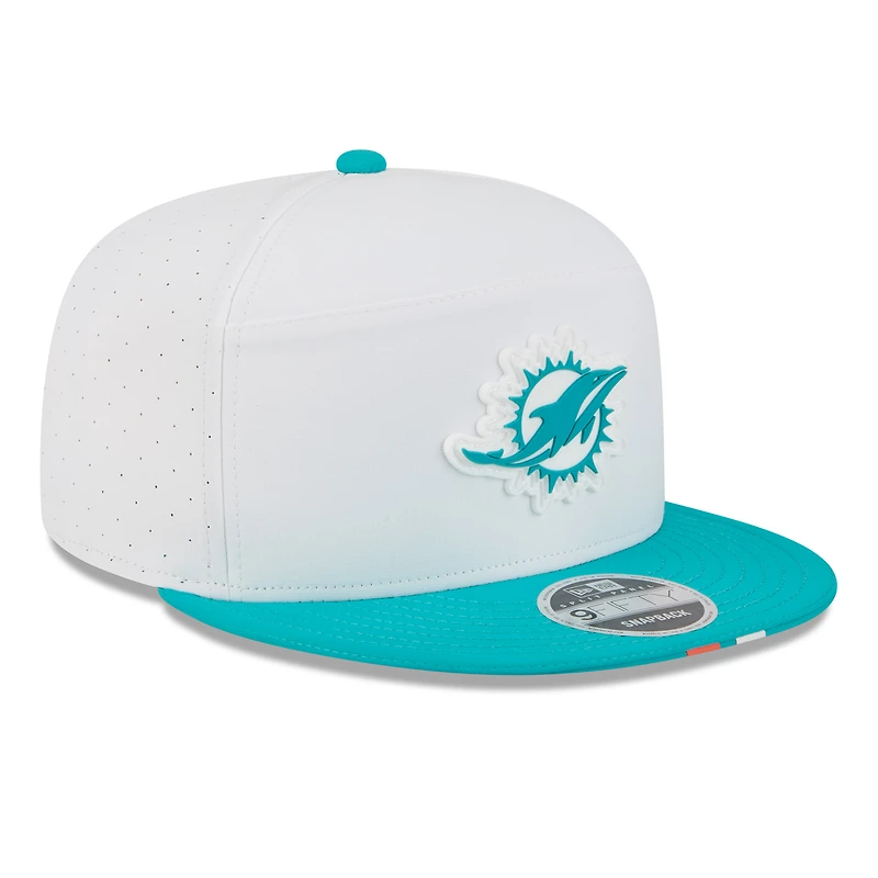 Casquette snapback 9FIFTY à panneaux fendus New Era pour homme, blanc/bleu marine, Miami Dolphins, camp d'entraînement NFL 2025