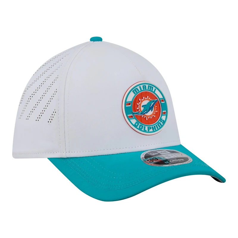 Casquette New Era pour homme, blanche et turquoise, avec écusson des Miami Dolphins, modèle 39THIRTY, A monture couronne perforée.