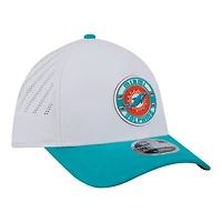 Casquette New Era pour homme, blanche et turquoise, avec écusson des Miami Dolphins, modèle 39THIRTY, A monture couronne perforée.