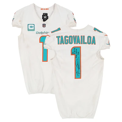 Maillot blanc Nike n° 1 porté par Tua Tagovailoa (Miami Dolphins) lors du match contre les Atlanta Falcons le 26 octobre 2025, avec plusieurs inscriptions et autographes.