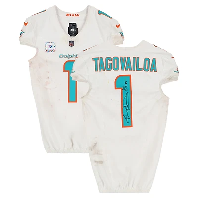 Maillot blanc Nike n° 1 porté par Tua Tagovailoa (Miami Dolphins) lors du match contre les Los Angeles Chargers le 12 octobre 2025, avec inscription « GU 10-12-25 ».