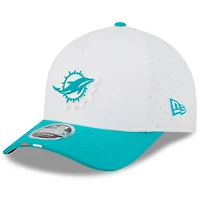 Casquette ajustable New Era blanche/aqua pour jeune, modèle A-Frame 9FORTY, camp d'entraînement NFL 2025 des Dolphins de Miami
