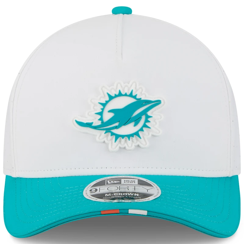 Casquette ajustable New Era blanche/aqua pour jeune, modèle A-Frame 9FORTY, camp d'entraînement NFL 2025 des Dolphins de Miami