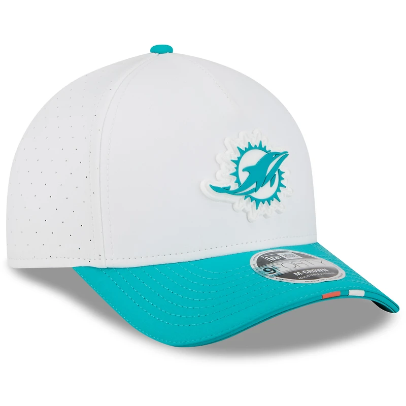 Casquette ajustable New Era blanche/aqua pour jeune, modèle A-Frame 9FORTY, camp d'entraînement NFL 2025 des Dolphins de Miami