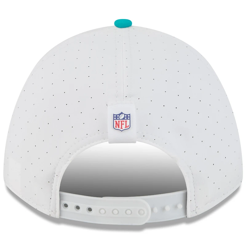 Casquette ajustable New Era blanche/aqua pour jeune, modèle A-Frame 9FORTY, camp d'entraînement NFL 2025 des Dolphins de Miami