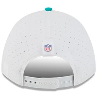 Casquette ajustable New Era blanche/aqua pour jeune, modèle A-Frame 9FORTY, camp d'entraînement NFL 2025 des Dolphins de Miami