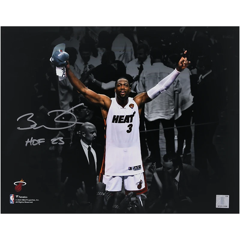 Photographie autographiée de 11"x 14" de Dwyane Wade par le Miami Heat avec l'inscription "HOF 23"