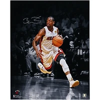 Photo autographiée de Dwyane Wade (Miami Heat) en train de dribbler en blanc (40 x 50 cm) pour le Hall of Fame (collage flottant).