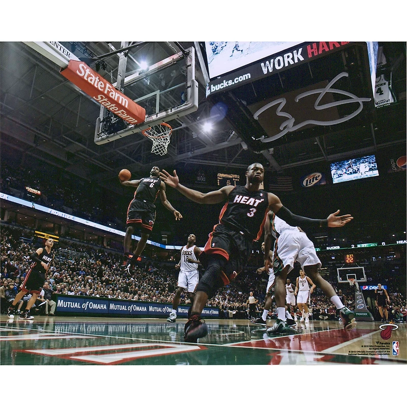 Photographie autographiée de 20,3 x 25,4 cm de Dwyane Wade par le Miami Heat lors du match Alley-Oop contre LeBron James