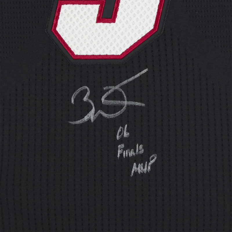Maillot authentique noir dédicacé par Dwyane Wade du Miami Heat, Mitchell & Ness 2012-13, avec inscription « 06 Finals MVP ».