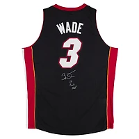 Maillot authentique noir dédicacé par Dwyane Wade du Miami Heat, Mitchell & Ness 2012-13, avec inscription « 06 Finals MVP ».