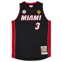 Maillot authentique noir autographié par Dwyane Wade des Miami Heat, Mitchell & Ness 2012-13, avec écussons 25e anniversaire et finales NBA