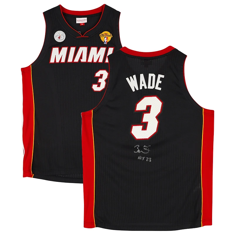Maillot authentique noir autographié Mitchell & Ness 2012-13 de Miami Heat avec patchs et inscription « HOF 23 » de Dwyane Wade