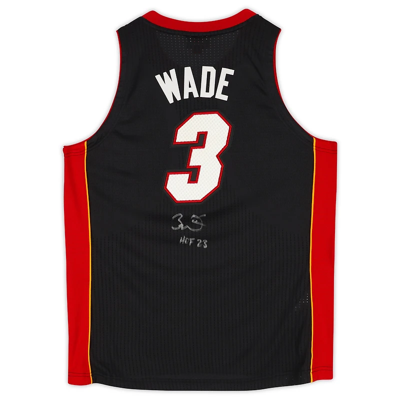 Maillot authentique noir autographié Mitchell & Ness 2012-13 de Miami Heat avec patchs et inscription « HOF 23 » de Dwyane Wade