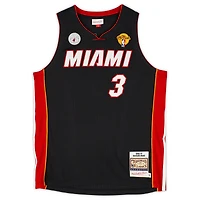 Maillot authentique noir autographié Mitchell & Ness 2012-13 de Miami Heat avec patchs et inscription « HOF 23 » de Dwyane Wade