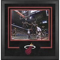 Photographie encadrée de luxe autographiée par Dwyane Wade Miami Heat 16" x 20" Alley-Oop contre LeBron James