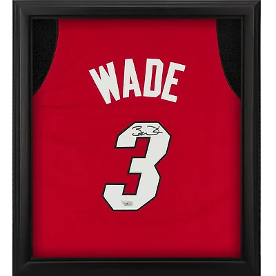 Maillot authentique rouge Mitchell & Ness autographié par Dwyane Wade (Miami Heat) sous vitrine