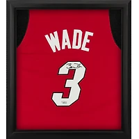 Maillot authentique rouge Mitchell & Ness autographié par Dwyane Wade (Miami Heat) sous vitrine