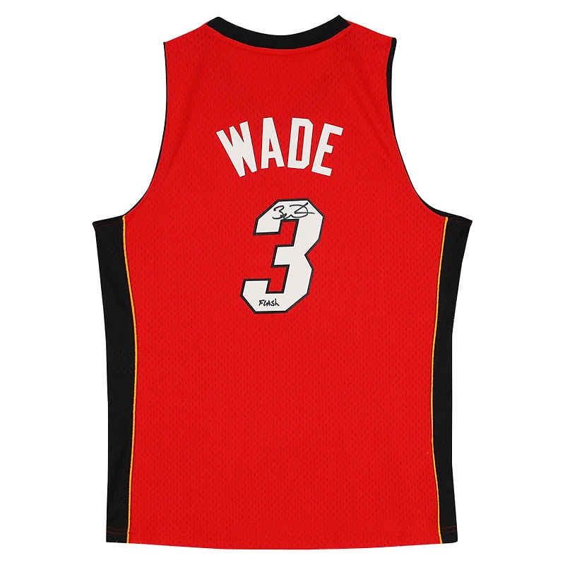 Maillot rouge Swingman Mitchell & Ness 2005-2006 autographié par Dwyane Wade Miami Heat avec inscription « Flash »