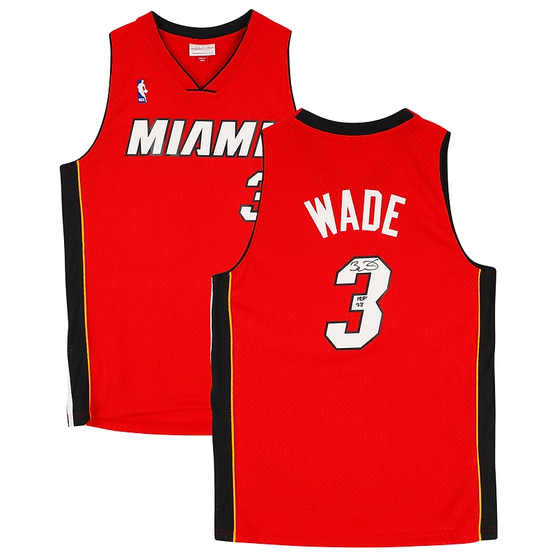 Maillot Swingman rouge autographié par Dwyane Wade Miami Heat Mitchell & Ness 2005-06 avec inscription « HOF 23 »