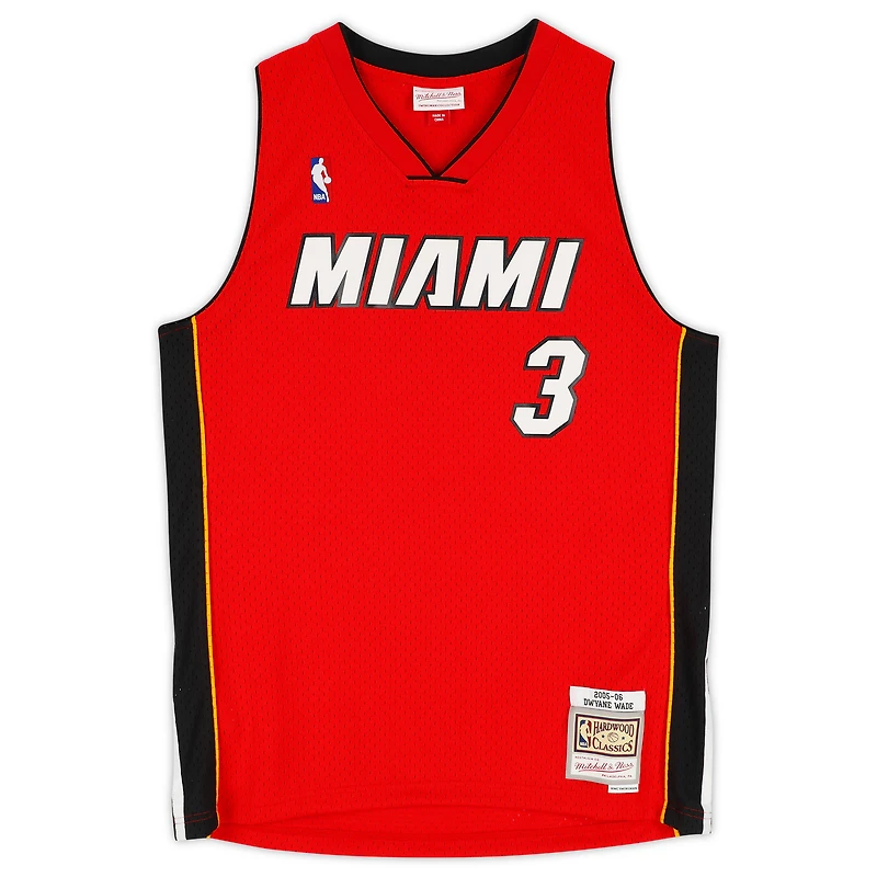Maillot Swingman rouge autographié par Dwyane Wade Miami Heat Mitchell & Ness 2005-06 avec inscription « HOF 23 »