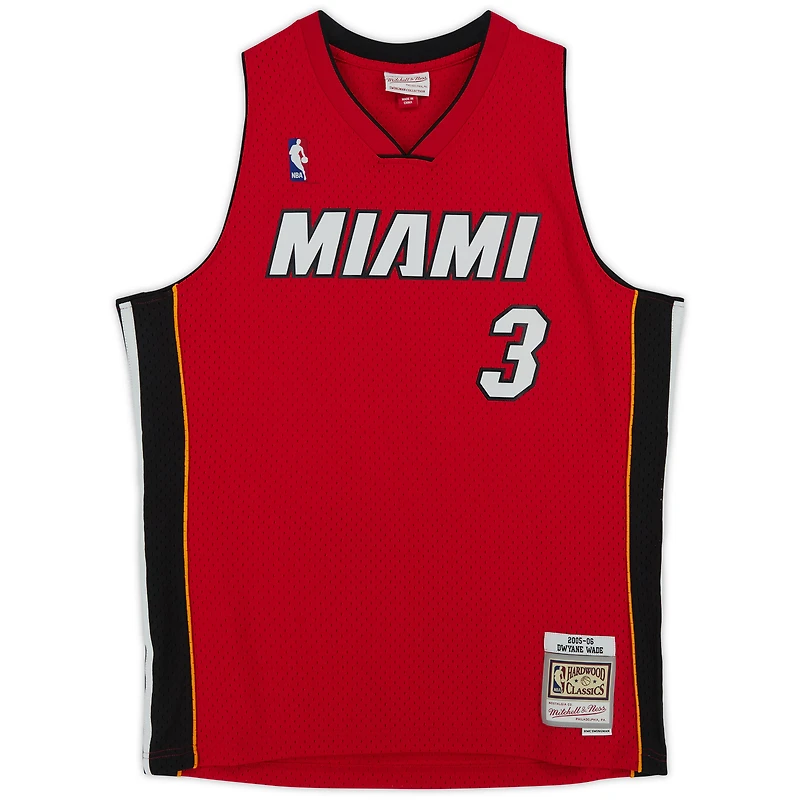 Maillot rouge Swingman autographié par Dwyane Wade, Miami Heat, Mitchell & Ness, 2005-2006
