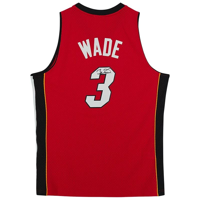 Maillot rouge Swingman autographié par Dwyane Wade, Miami Heat, Mitchell & Ness, 2005-2006