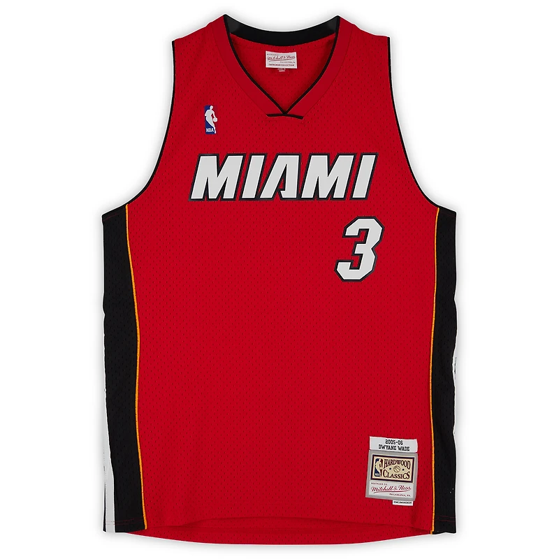 Maillot rouge Swingman autographié par Dwyane Wade Miami Heat avec Mitchell & Ness et inscription « 3x NBA Champ »