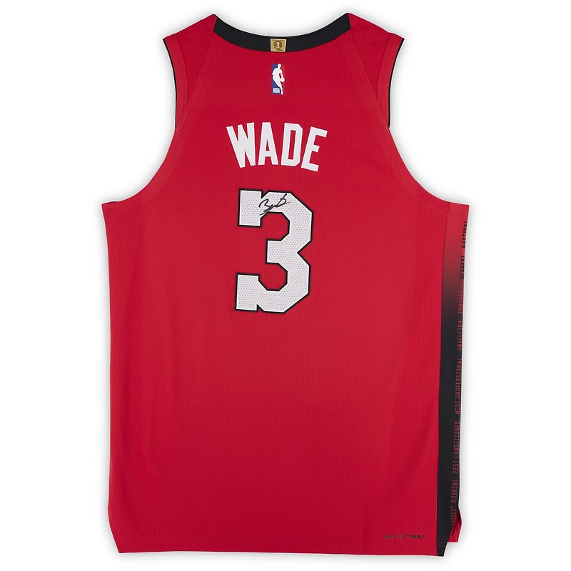 Maillot Nike rouge authentique dédicacé par Dwyane Wade des Miami Heat pour la saison 2024-25 City Edition