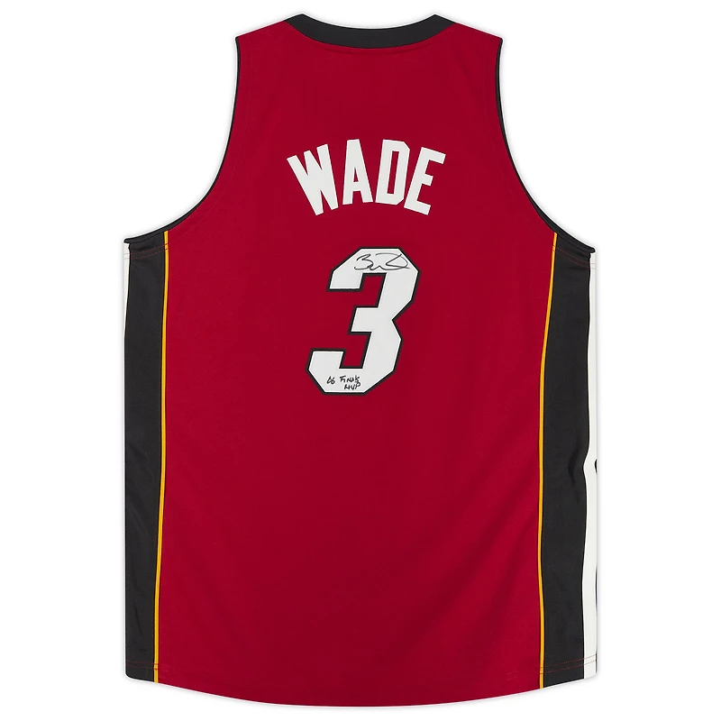 Maillot authentique dédicacé par Dwyane Wade des Miami Heat avec inscription « 06 Finals MVP »
