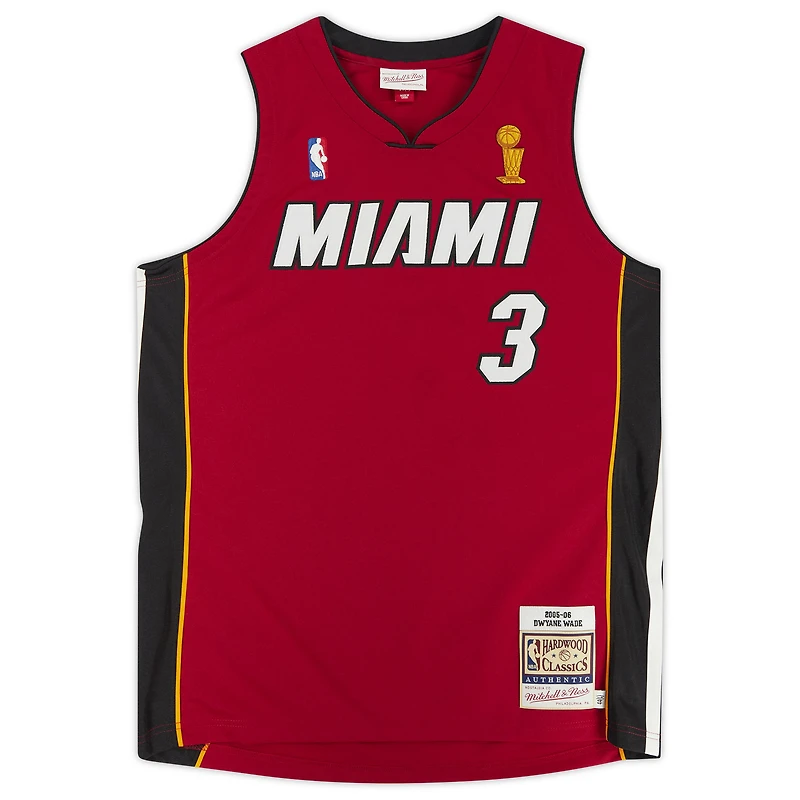Maillot authentique dédicacé par Dwyane Wade des Miami Heat avec inscription « 06 Finals MVP »