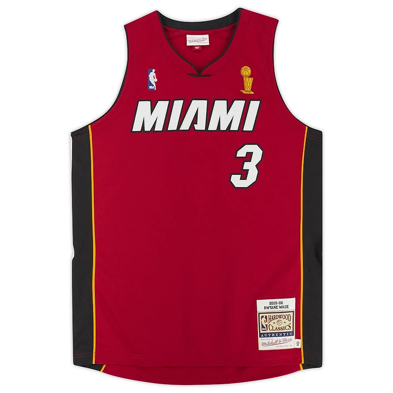 Maillot authentique dédicacé par Mitchell & Ness par Dwyane Wade des Miami Heat avec inscription « 3x NBA Champ »
