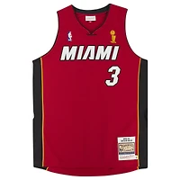 Maillot authentique dédicacé par Mitchell & Ness par Dwyane Wade des Miami Heat avec inscription « 3x NBA Champ »