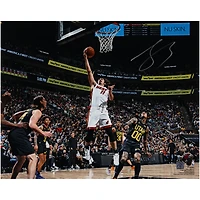Photo dédicacée de Jaime Jaquez Jr. (Miami Heat) - Layup contre le Utah Jazz (40,6 x 50,8 cm)