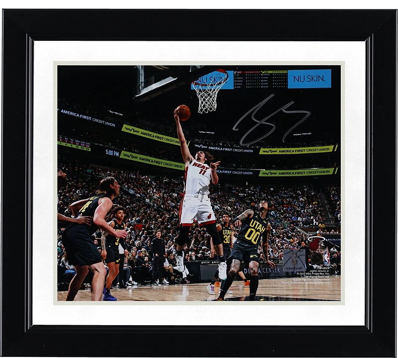 Photographie autographiée de Jaime Jaquez Jr. Miami Heat contre Utah Jazz 8" x 10"