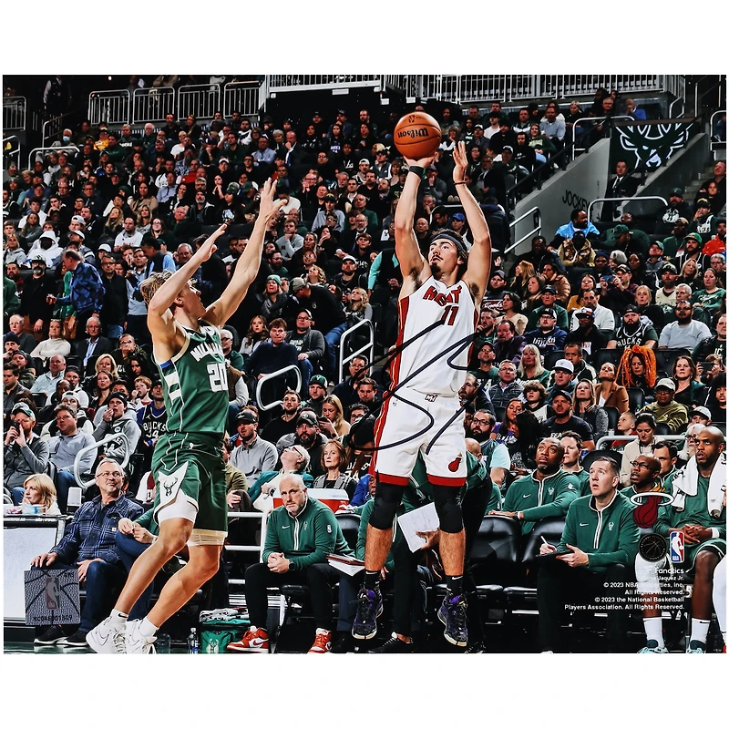 Photographie autographiée de 20,3 x 25,4 cm de Jaime Jaquez Jr. de Miami Heat lors d'un tournage en blanc