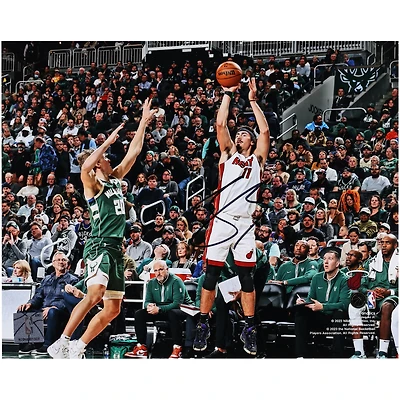 Photographie autographiée de 20,3 x 25,4 cm de Jaime Jaquez Jr. de Miami Heat lors d'un tournage en blanc